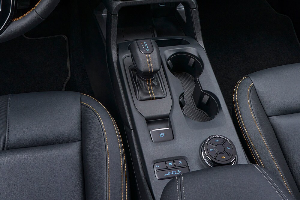La console centrale du Ranger est équipée d'une boîte de vitesses automatique, du sélecteur de mode de conduite rotatif et de porte-gobelets.