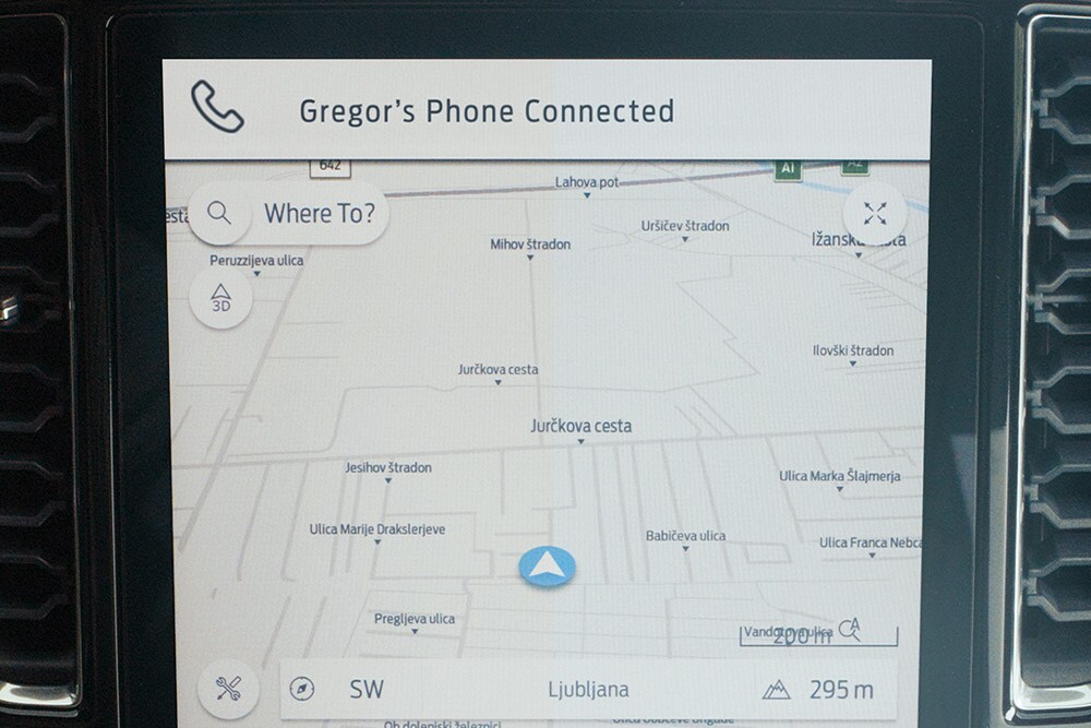 Écran tactile du Ford Ranger affichant la carte de Navigation Connectée.