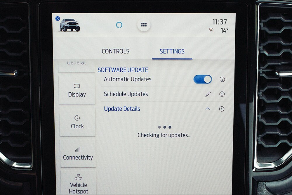 Écran tactile du Ford Ranger affichant les paramètres de mise à jour en direct du logiciel.