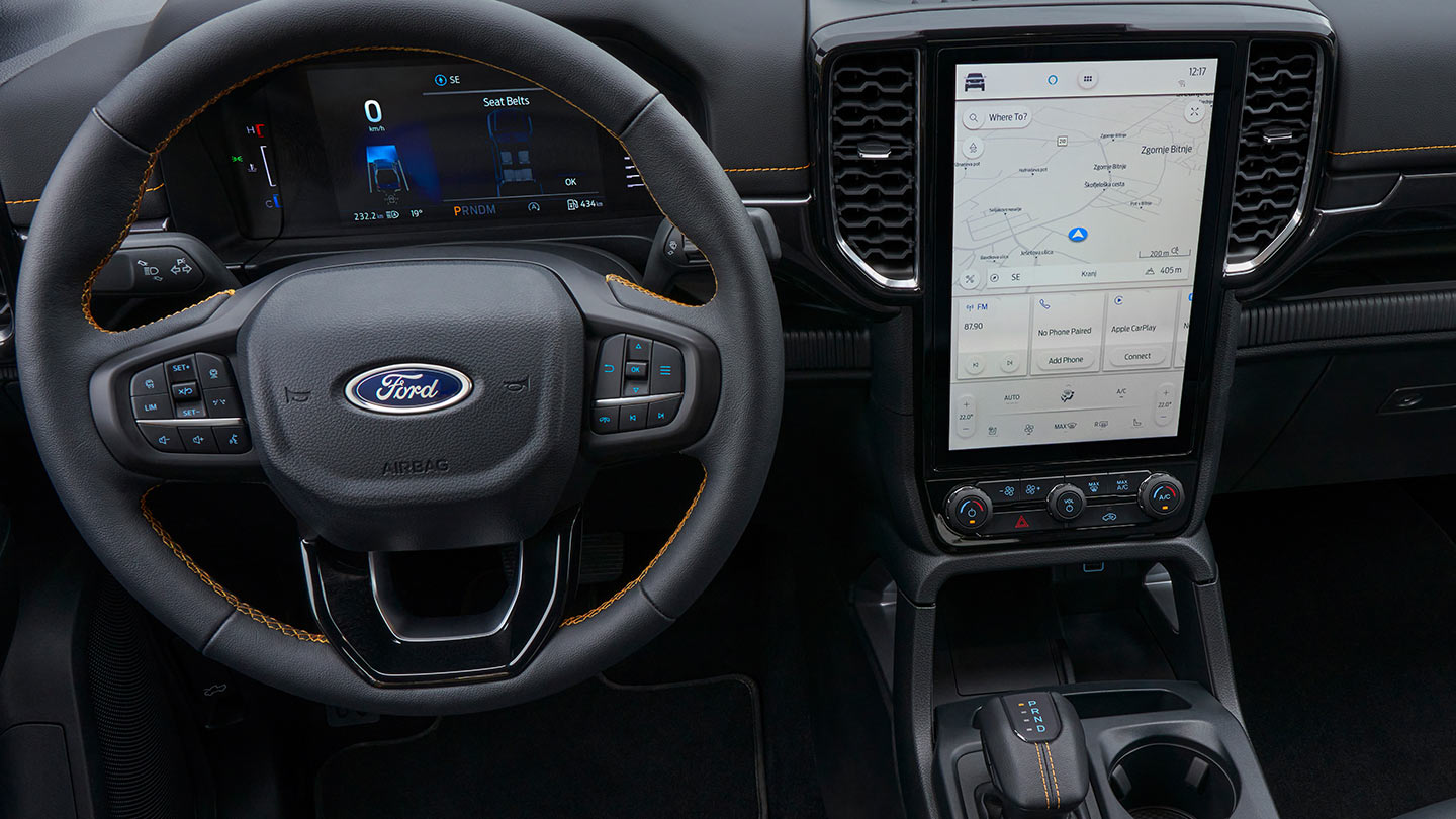 Volant, combiné d'instruments numériques et écran d'infodivertissement du Ford Ranger.