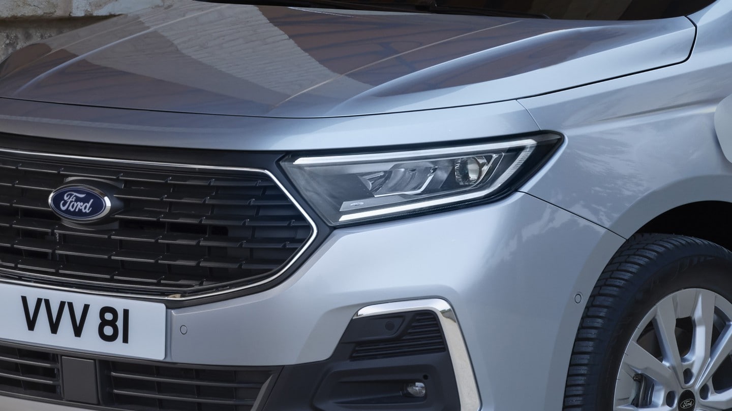 Phare adaptatif du nouveau Ford Transit Connect en Stardust Silver.