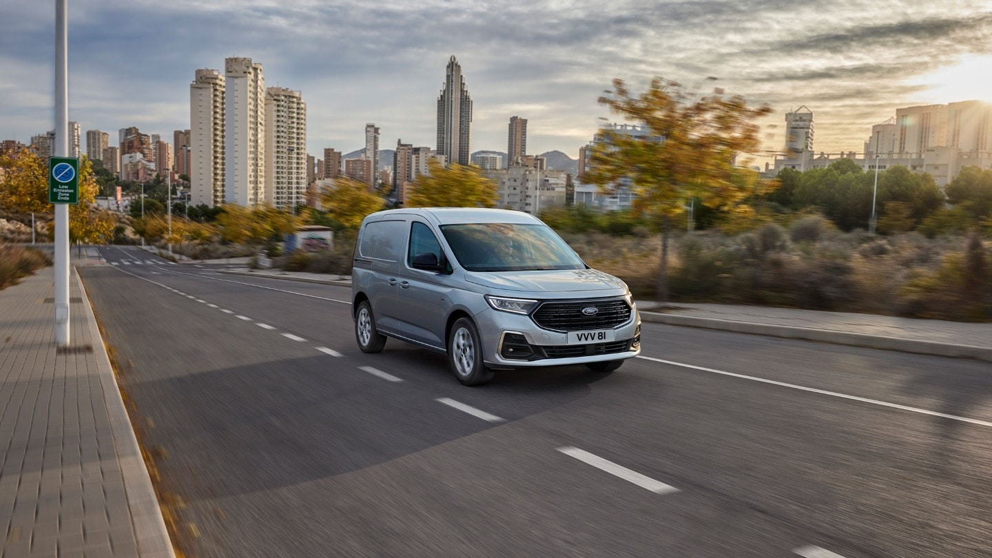 Le nouveau Ford Transit Connect en Stardust Silver roule le long d'une route.