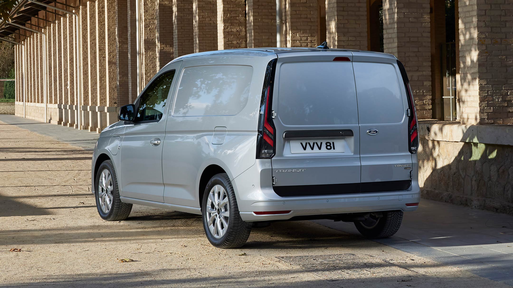 Vue arrière du nouveau Ford Transit Connect en Stardust Silver.