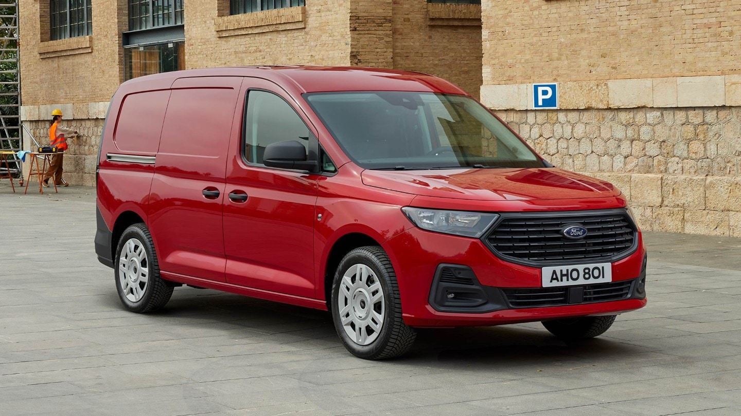 Nouveau Ford Transit Connect Trend en Maple Red avec calandre et phares automatiques.