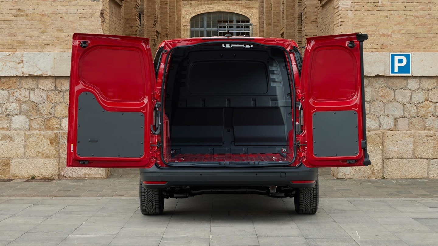 Les portes ouvertes montrent la cloison du nouveau Ford Transit Connect en Maple Red.