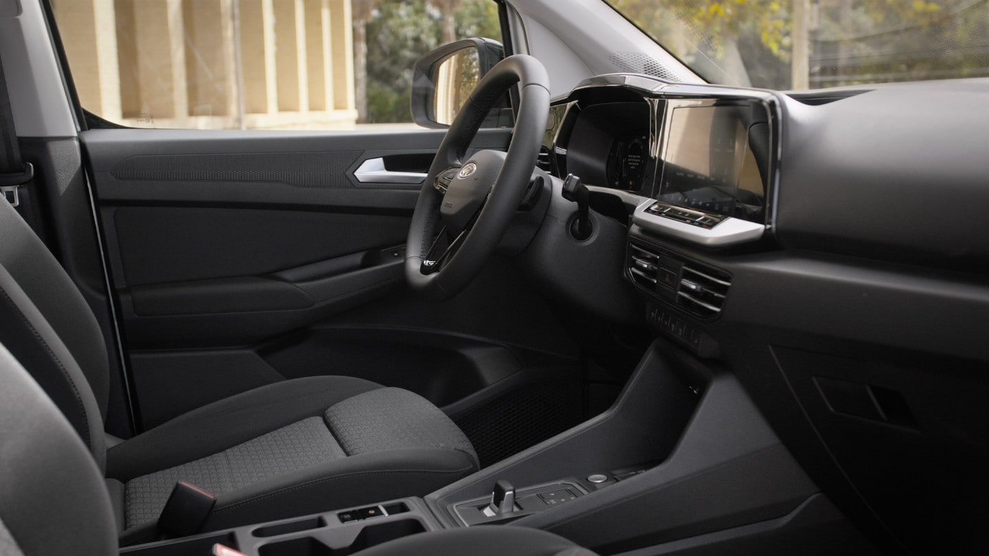 Siège conducteur du nouveau Ford Transit Connect montrant le volant et un écran tactile de 10 pouces.