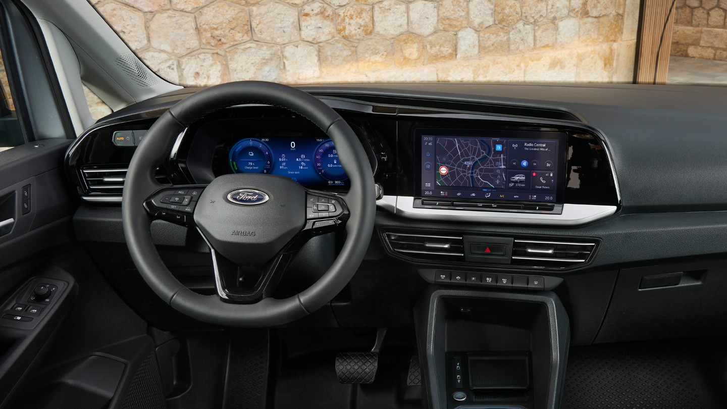 Intérieur avant du nouveau Ford Transit Connect affichant le volant, le tableau de bord numérique et l'écran tactile de 10 pouces.