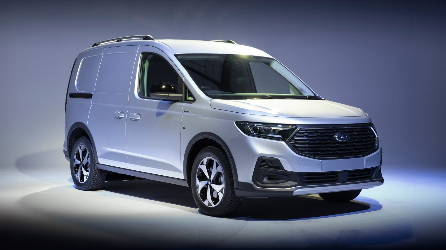 Le nouveau Ford Transit Connect Active en Stardust Silver équipé d'un pare-chocs de style Active avec une plaque de protection et des phares LED.