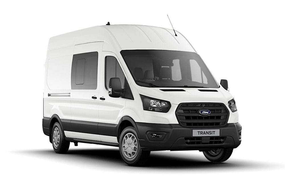Fourgon Ford Transit blanc à double cabine.