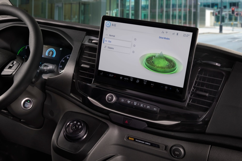 Tableau de bord d’un fourgon électrique Ford E-Transit, avec un écran tactile affichant les modes de conduite.