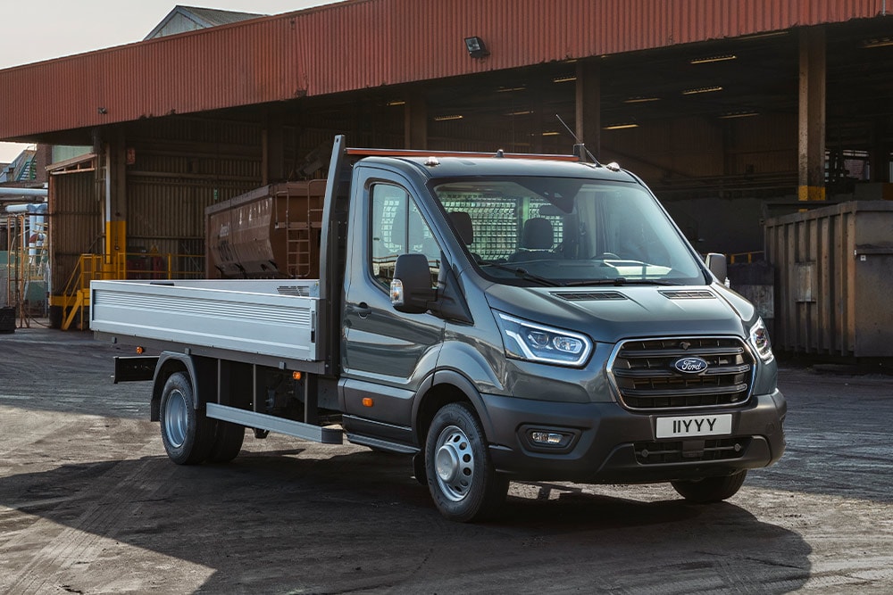 Ford Transit châssis-cabine stationné dans une zone industrielle. 
