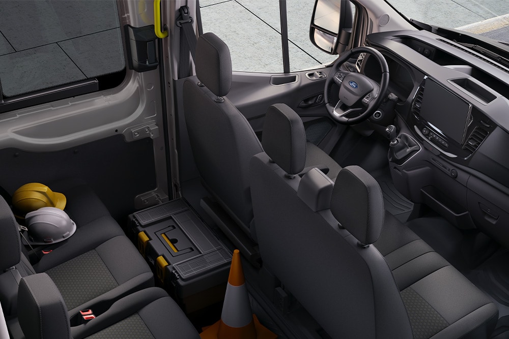 Intérieur du Ford Transit double cabine avec deux rangées de sièges.