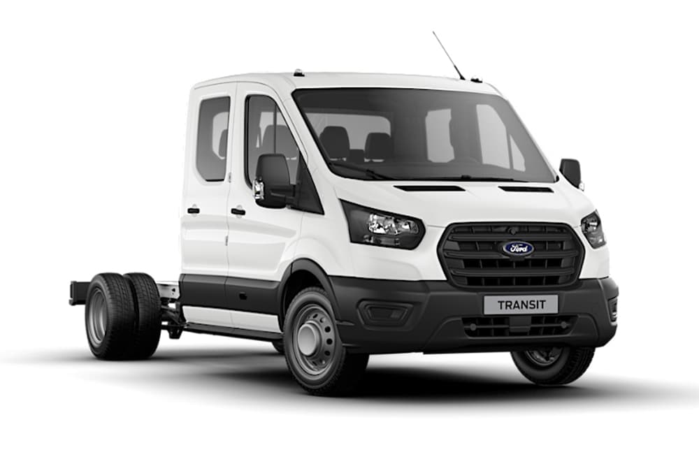 Fourgon Ford Transit châssis-cabine double modèle de base blanc sur fond blanc.