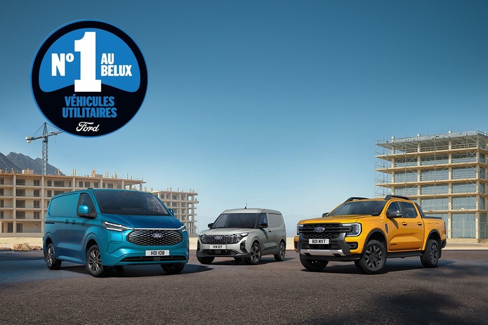 Ford Transit Custom bleu, Ford Transit Courier blanc et Ford Ranger orange sur un chantier de construction