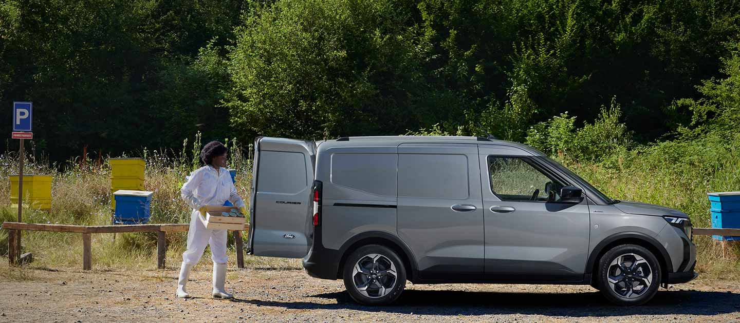Ford E-Transit Courier Gris Côté Droit