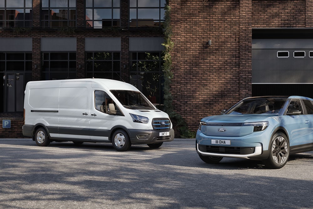 Deux véhicules de flotte Ford : un fourgon blanc et un Ford Explorer bleu clair.