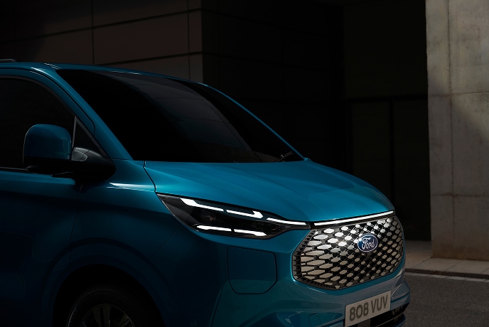 Gros plan sur un fourgon Ford E-Transit Custom électrique bleu.