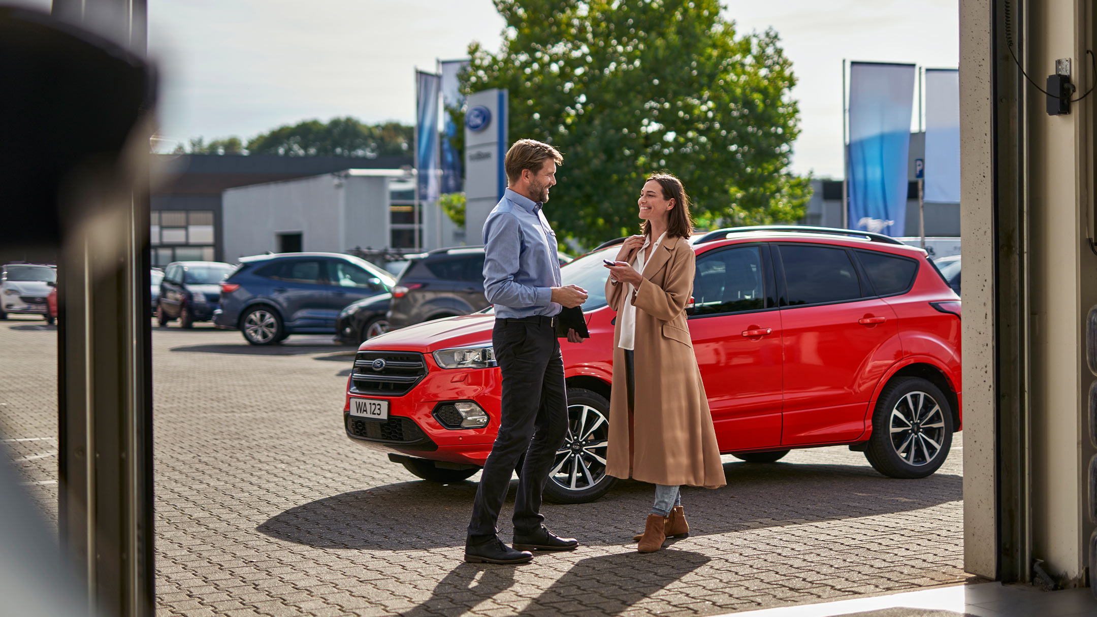 Une personne s'entretenant avec un expert Ford devant un centre de service Ford.
