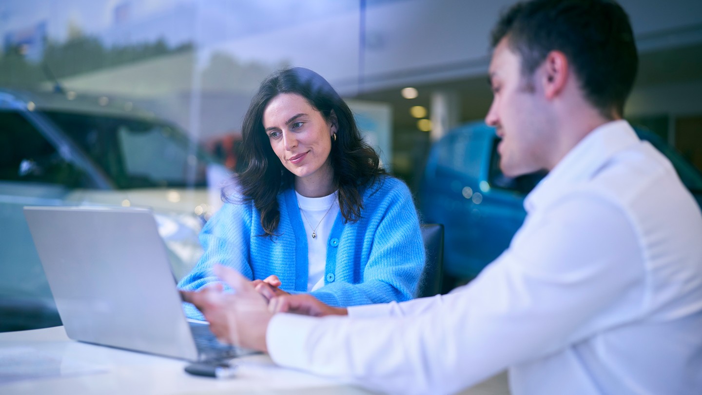 Un homme et une femme regardent ensemble un écran d'ordinateur.